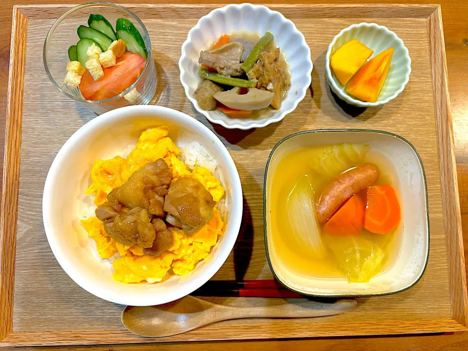 Snapdishの料理写真:今日の夜ご飯(照りたまチキン丼、ミニシーザーサラダ、ポトフ、筑前煮、柿)|cocomikaさん