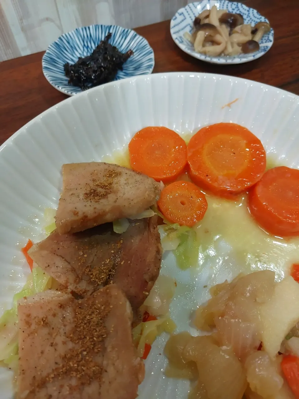 今夜の夕食😊
豚肉（山椒振り）
肉なし肉じゃが
佃煮
きのこ🍄和風だし煮
人参グラッセ|🐧ペンギン2さん