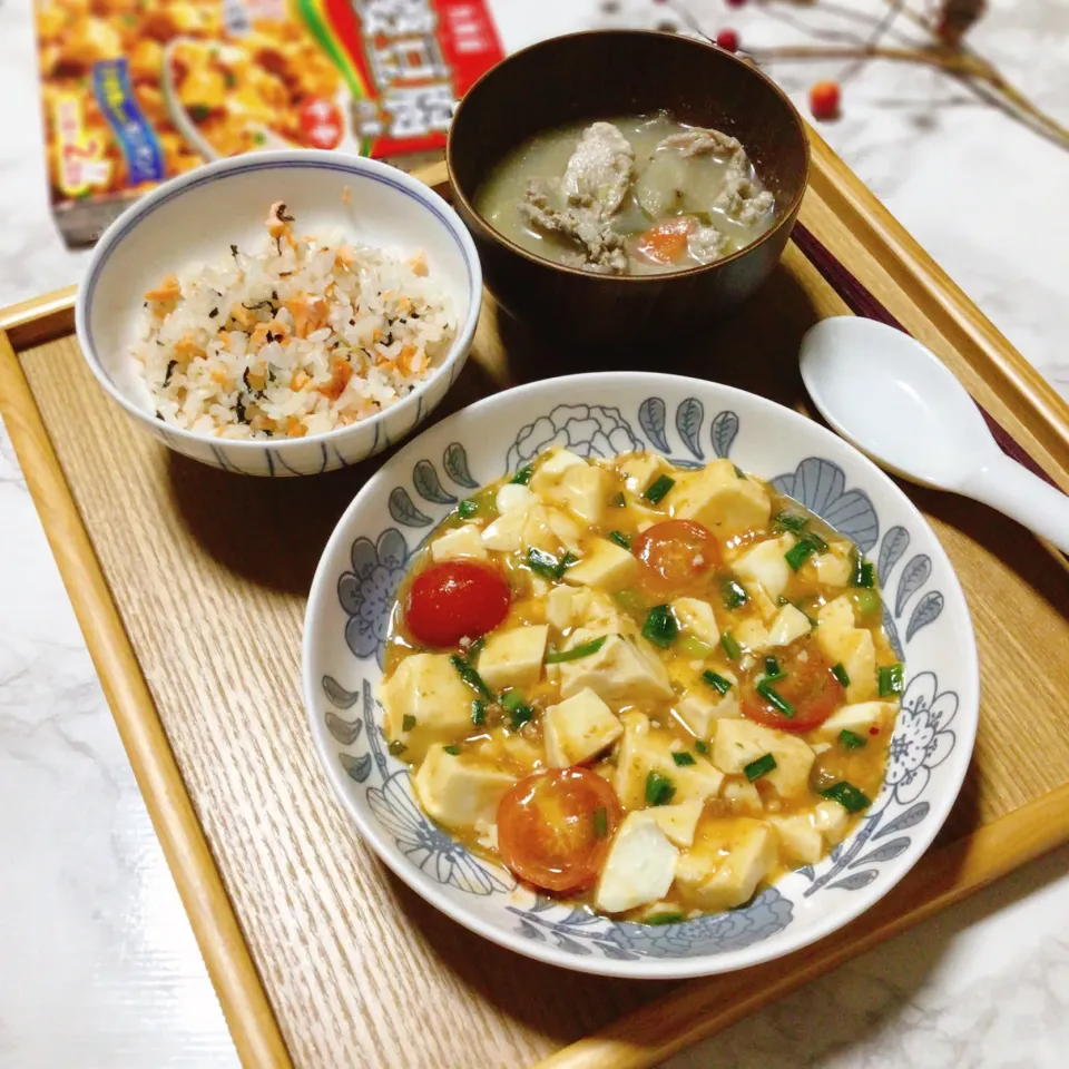 Snapdishの料理写真:ニラトマト麻婆豆腐🍅と鮭ハラスの炊き込みご飯♪|夢ーテルさん