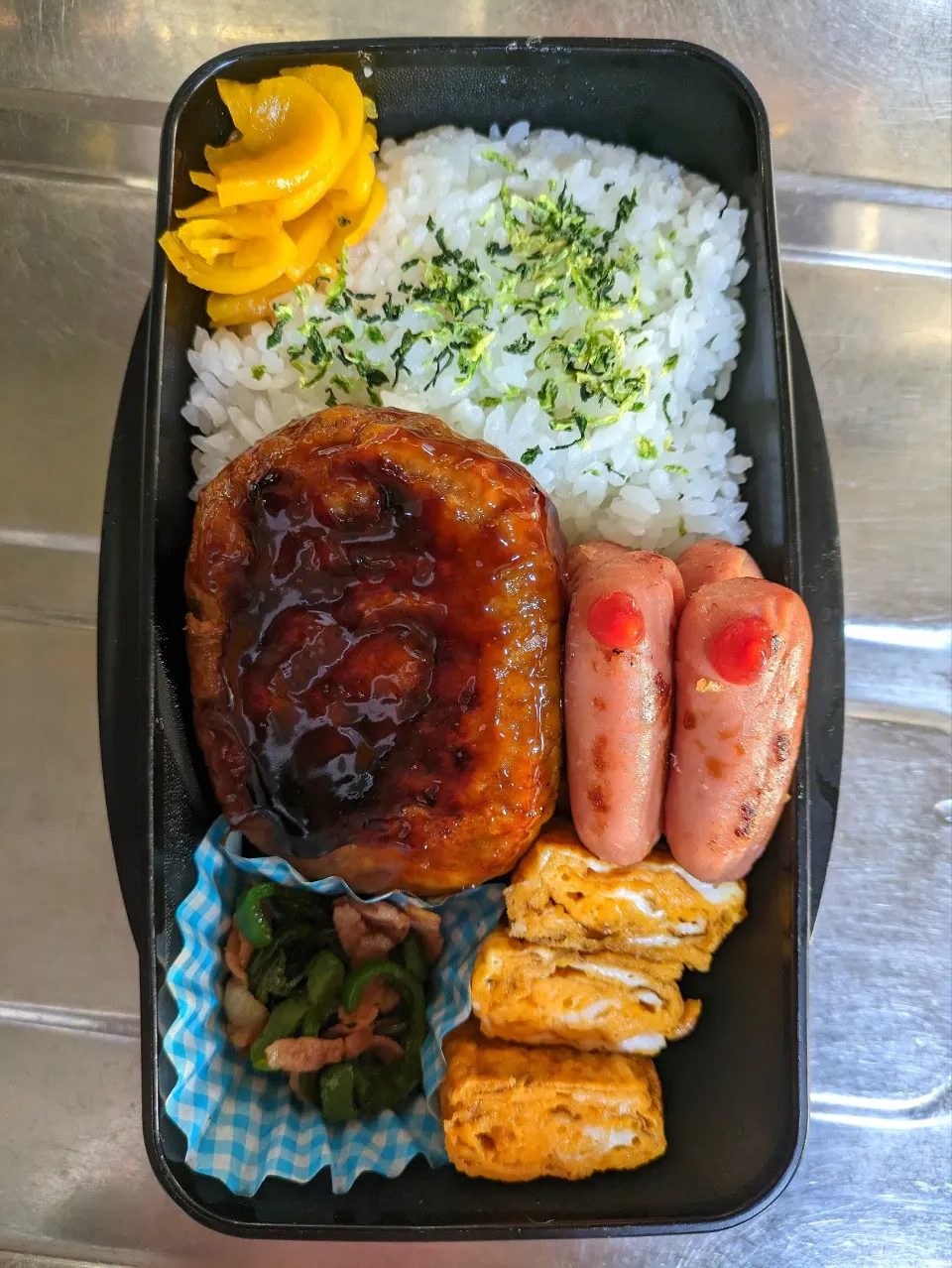 旦那弁当　2023/11/24

つくねハンバーグ
ウインナー
玉子焼き
ピーマン&ベーコン炒め|ユキヨメ♪さん