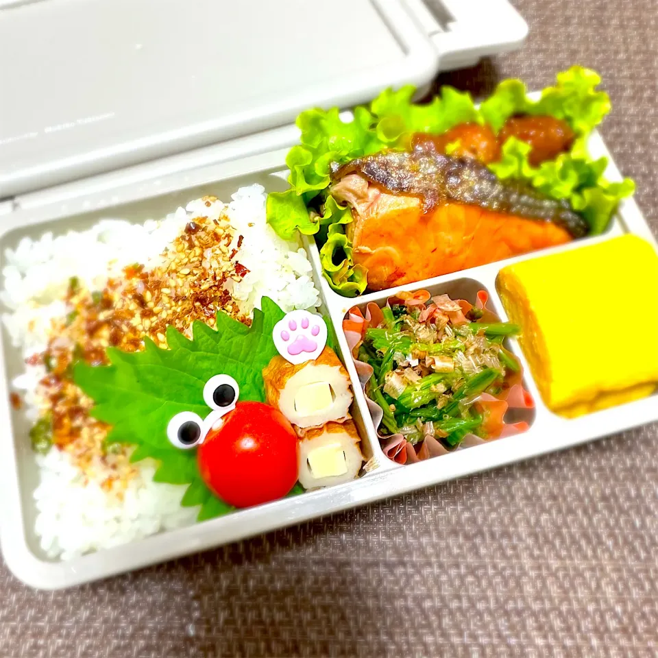 LJK弁当🍱〜焼き鮭・ミートボール・玉子焼き・ほうれん草お浸し・チーちく|華恋さん