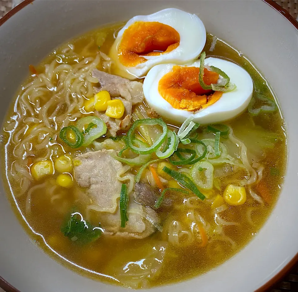 味噌醤油ラーメン🍜|すくらんぶるえっぐさん