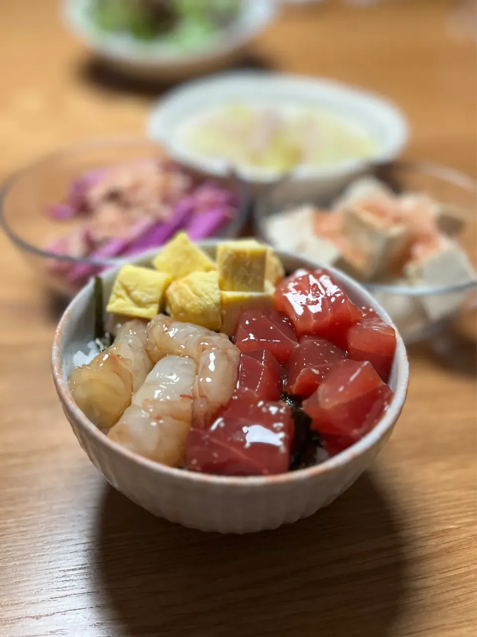 11/23の夕食　マグロと海老の漬け丼|yoneさん