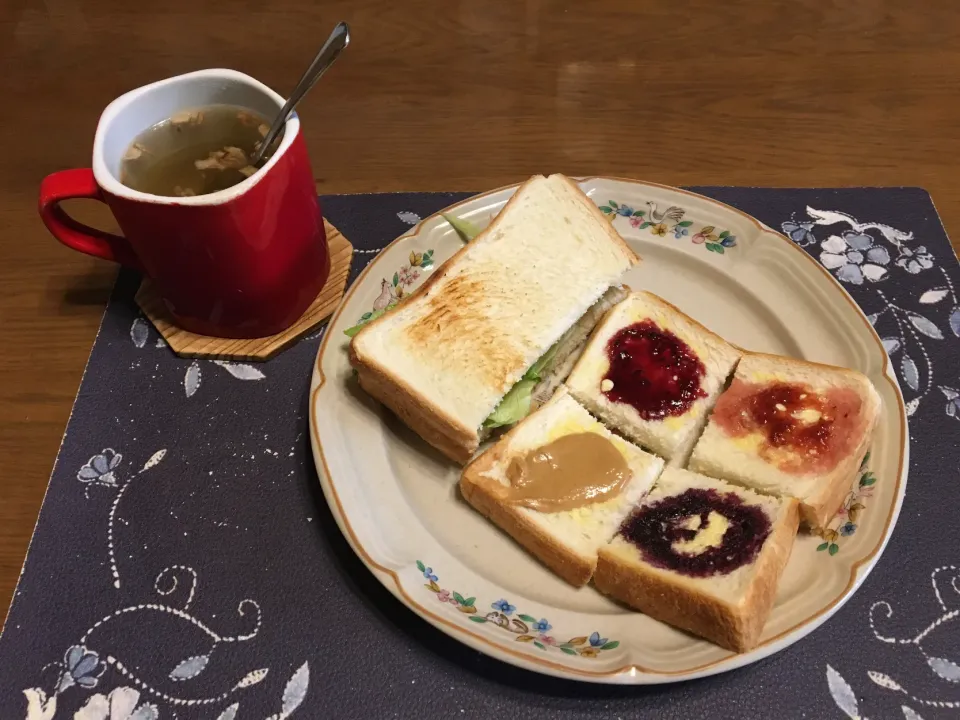 Snapdishの料理写真:サンドイッチ、各種スプレッドを塗ってから焼いたトースト、タマネギスープ(昼飯)|enarinさん