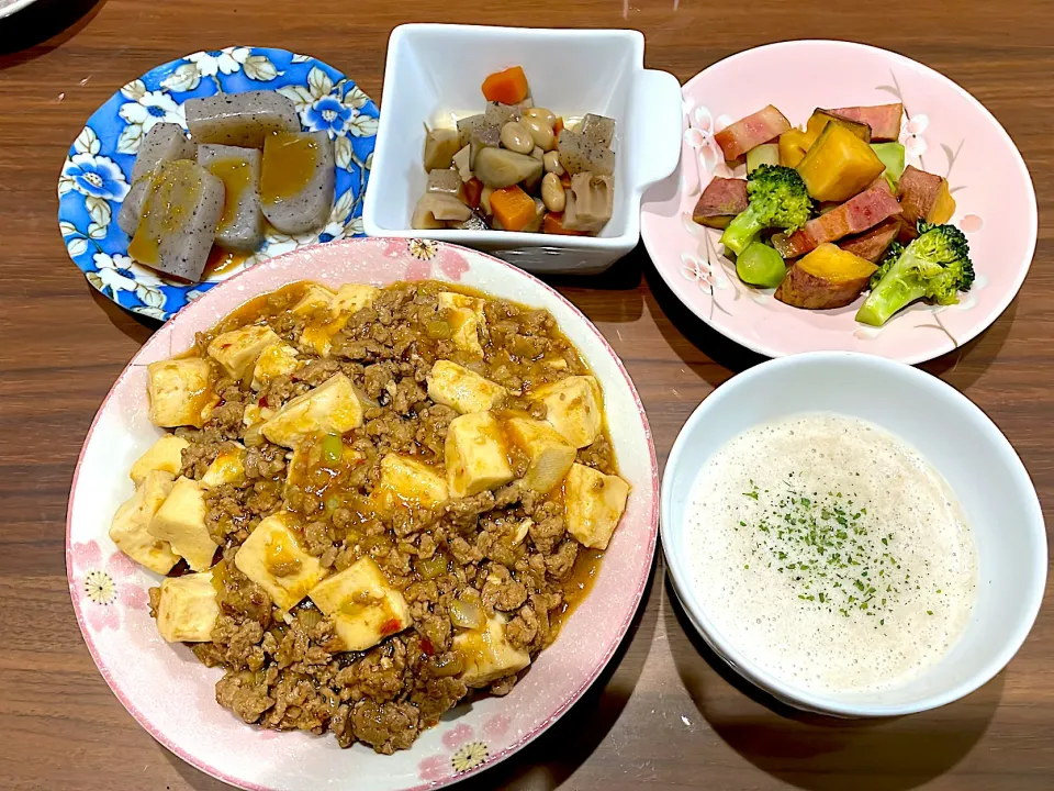 Snapdishの料理写真:麻婆豆腐丼　蓮根のポタージュ　安納芋とブロッコリーの甘辛炒め　五目豆　ゆず味噌で蒟蒻の田楽|おさむん17さん