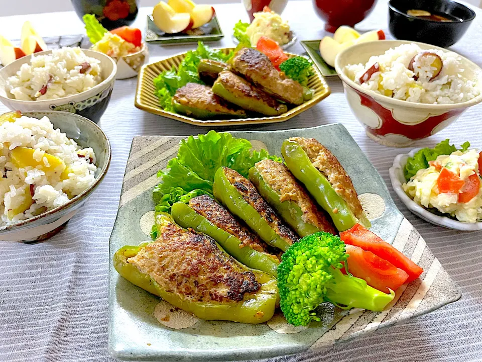 Snapdishの料理写真:ピーマンの肉詰め🫑とさつまいもご飯🍚🍠|ゆかりさん