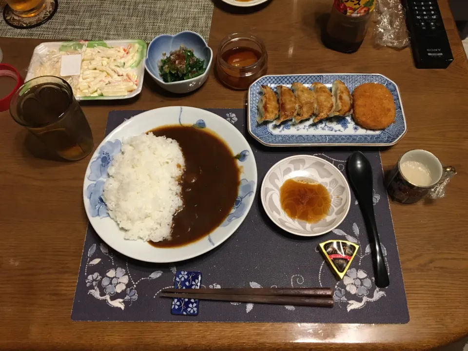 カレーライス、コロッケ、焼き餃子、マカロニサラダ、ほうれん草のお浸し、沢庵、プロセスチーズ、六条麦茶、森永マミーの寒天(夕飯)|enarinさん