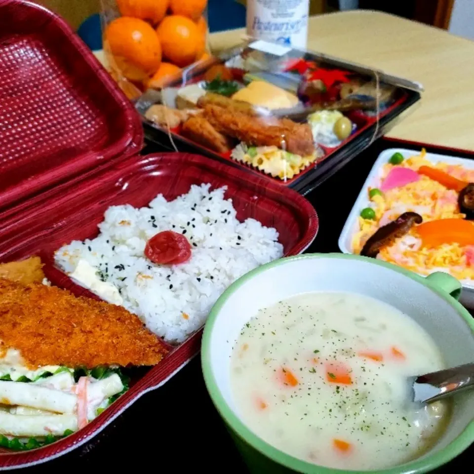 自家製のクラムチャウダーと既製品の弁当。

クラムチャウダーは手間がかかる。|ariyo4200さん