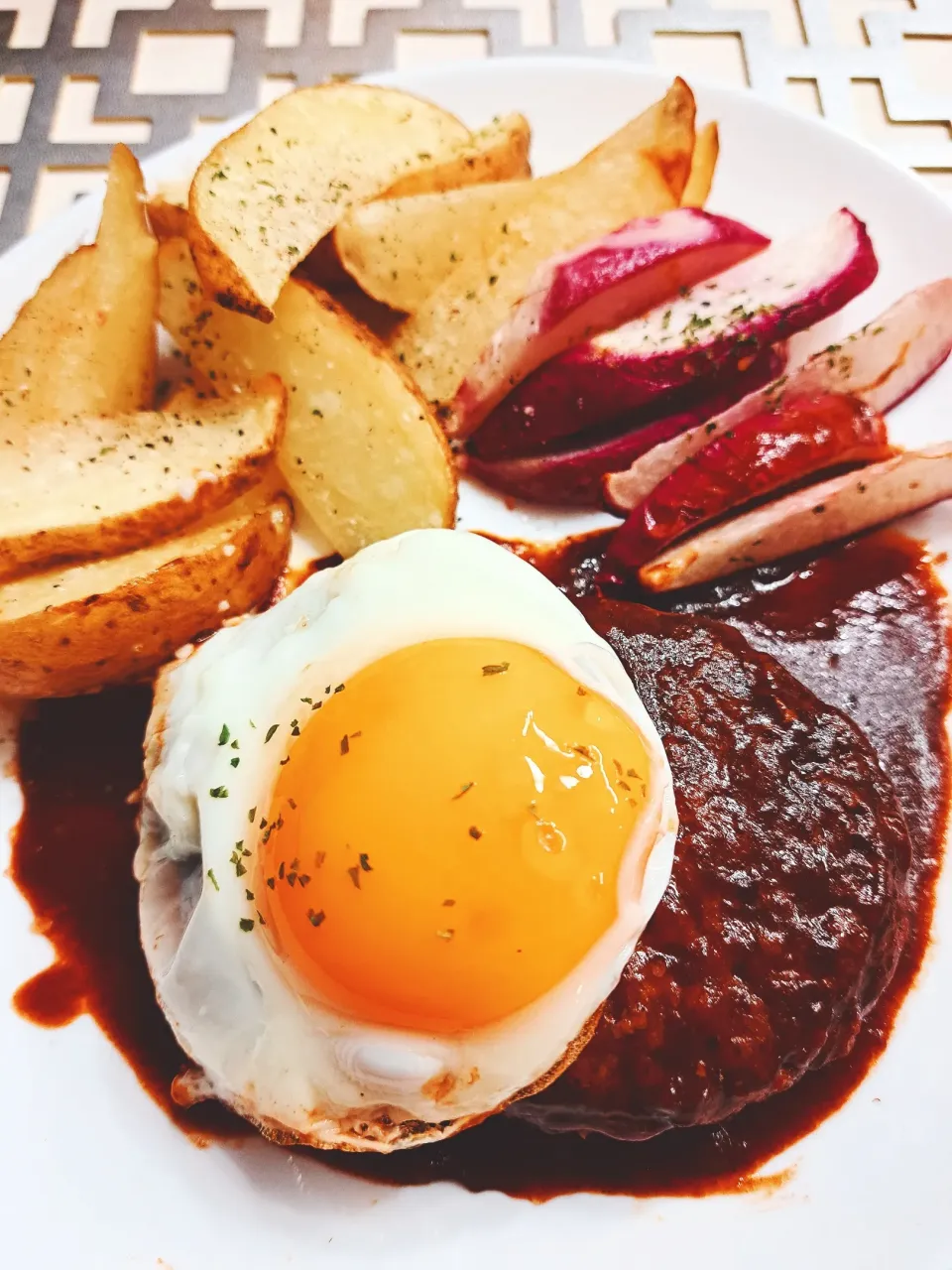 Snapdishの料理写真:【目玉焼きハンバーグ】|梨々香さん