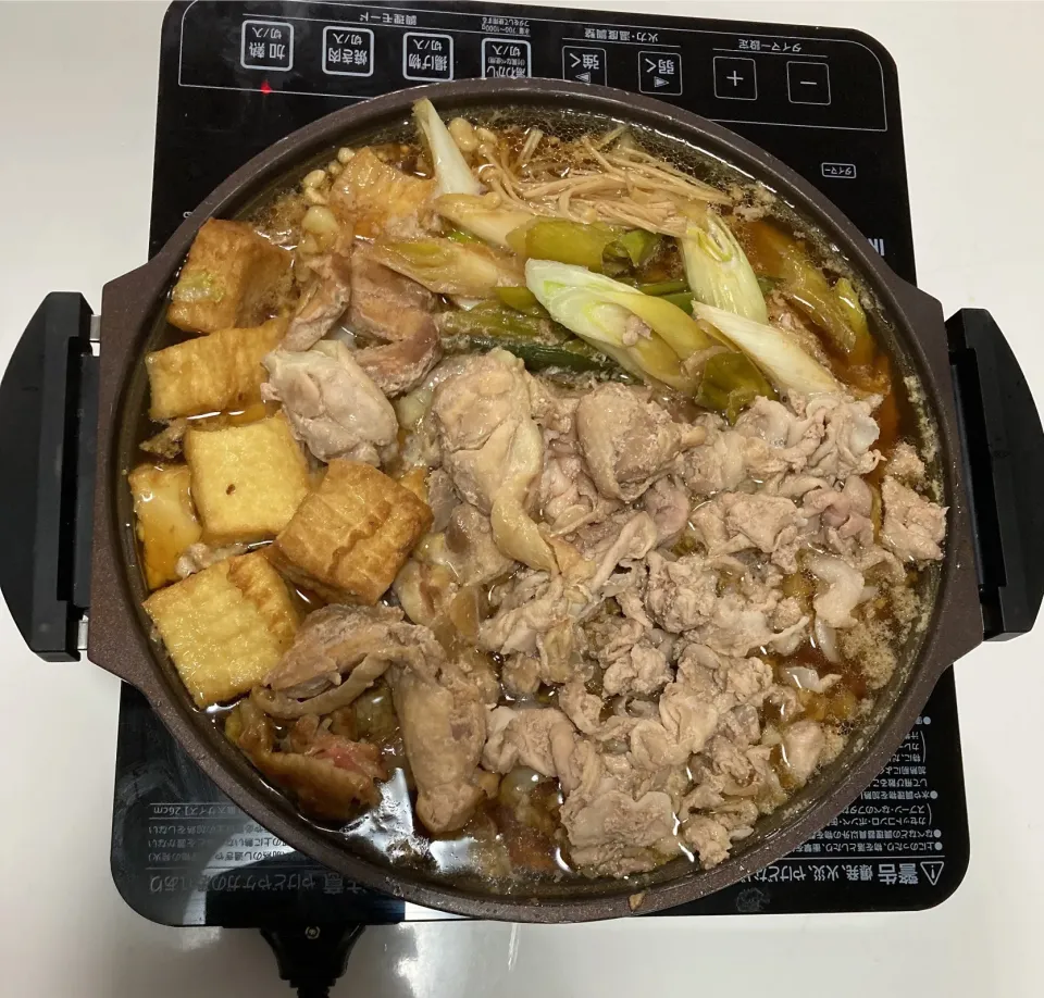 晩御飯☆寄せ鍋。豚こま・キャベツ・えのき・長ネギ・厚揚げ・鶏もも。すき焼き風で卵をつけながら食べました😆|Saharaさん