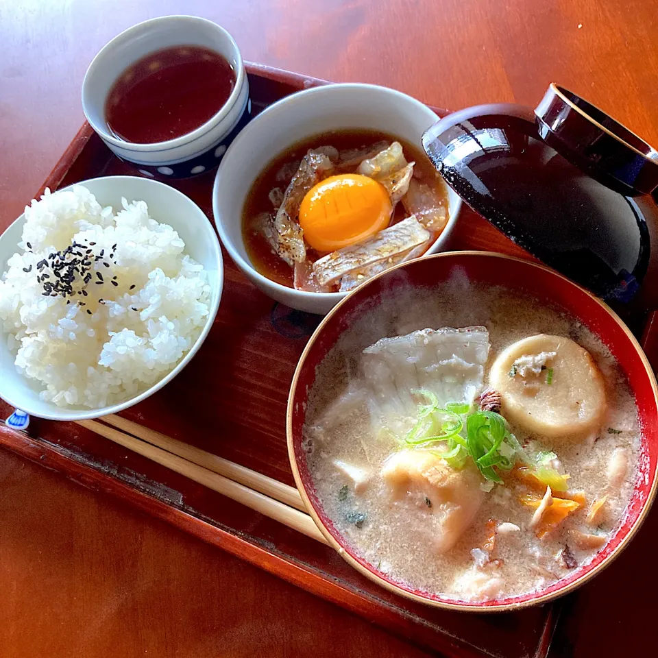 Snapdishの料理写真:鯛の胡麻だれ漬けの朝ごはん|Kさん