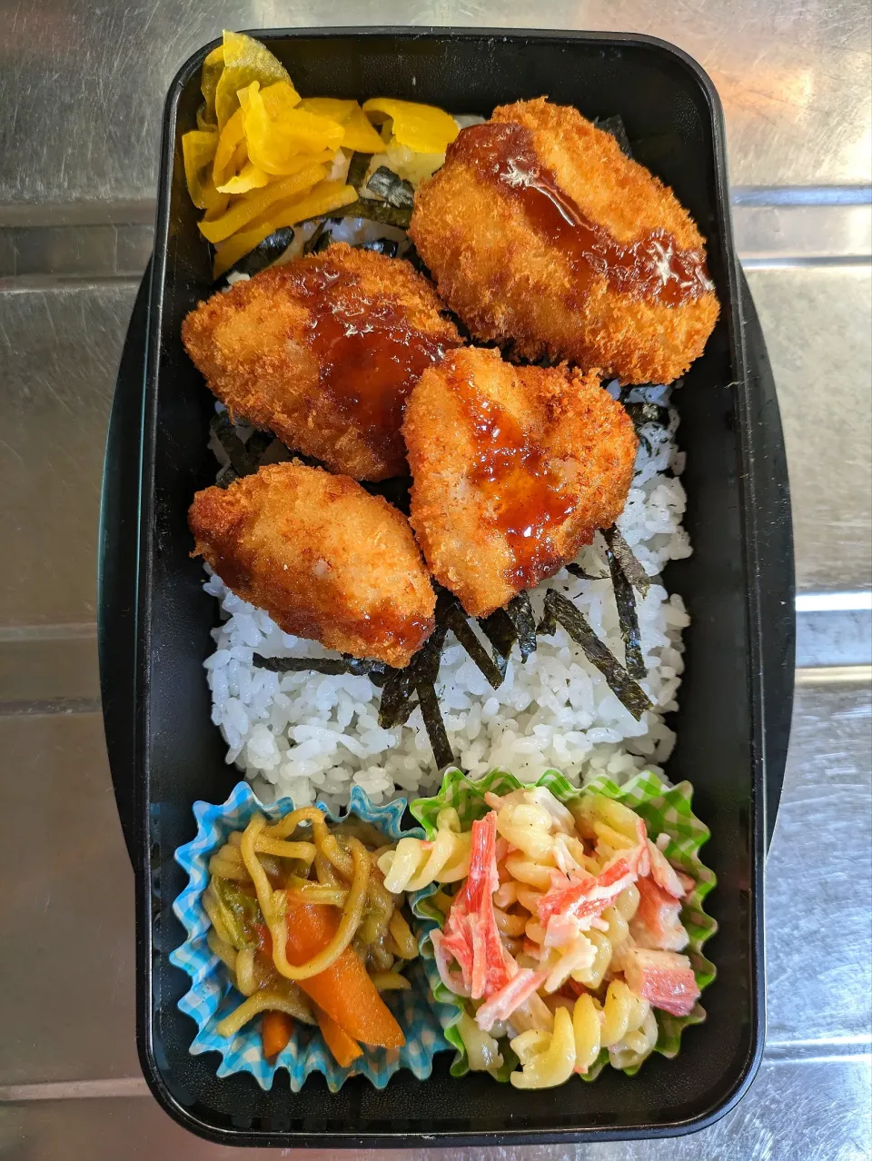 旦那弁当　2023/11/25

チキンカツ
焼きそば
マカロニサラダ|ユキヨメ♪さん