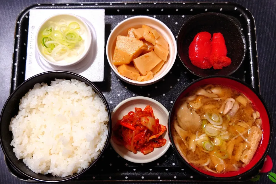 今日の朝ごはん（新米・富山県産にこまるに辛子明太子、たけのこの土佐煮、納豆、鶏肉と舞茸の味噌汁、キムチ）|Mars＠釜飯作り研究中さん