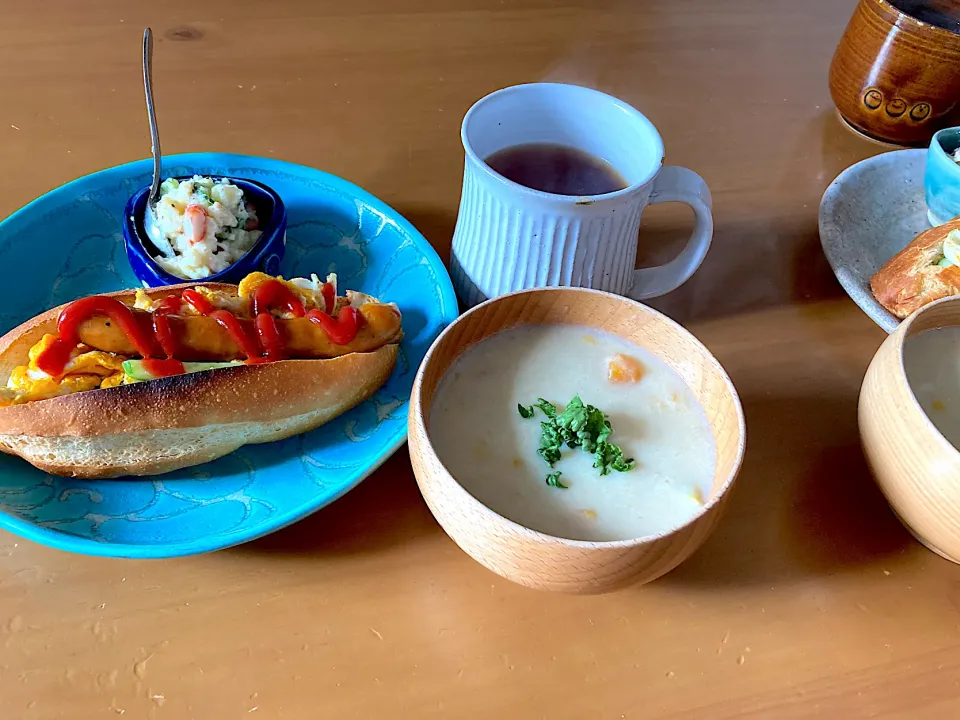 昨夜のシチューを豆乳で薄めて粒みそで味付けしたスープ美味しいです😋|さくたえさん