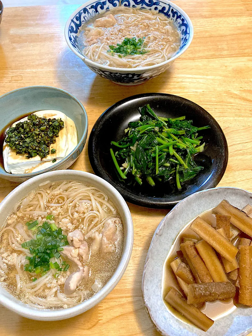 寒くなったので吉野葛でとろみをつけた「かしわうどん」塩糀パウダーで下味&お肉を柔らかくして作った鶏そぼろと鶏ももの甘辛煮で。|さくたえさん