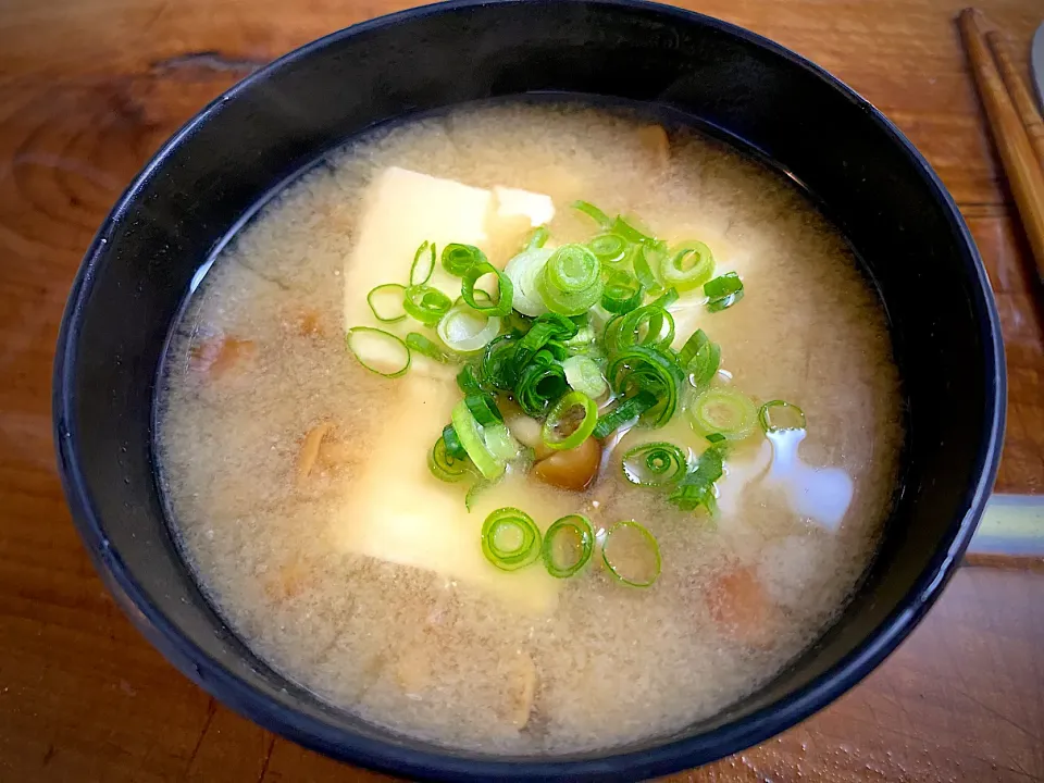 Snapdishの料理写真:なめこと豆腐のお味噌汁|名状しがたいゴミムシのようなものさん