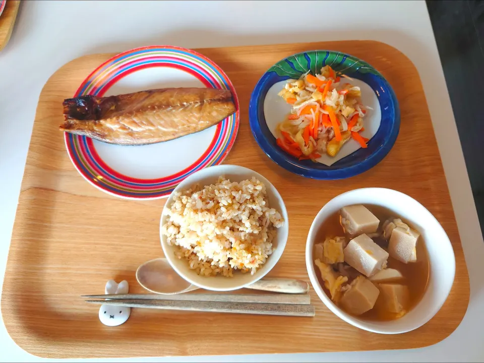 今日の昼食　焼き鯖、切り干し大根煮物、高野豆腐卵とじ、玄米|pinknari🐰🌈さん