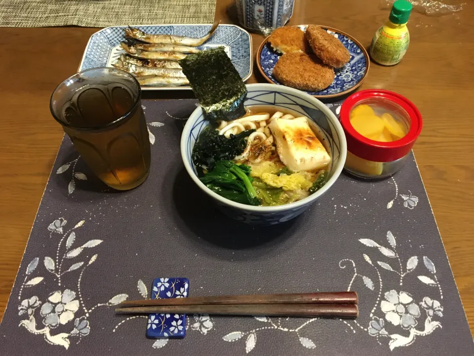 特製うどん、コロッケ、マカロニサラダ、沢庵、六条麦茶(昼飯)|enarinさん