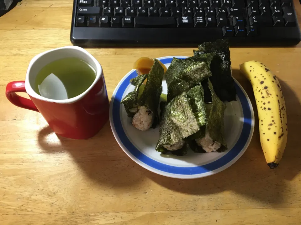 おにぎり、沢庵、熱い日本茶、バナナ(朝ご飯)|enarinさん