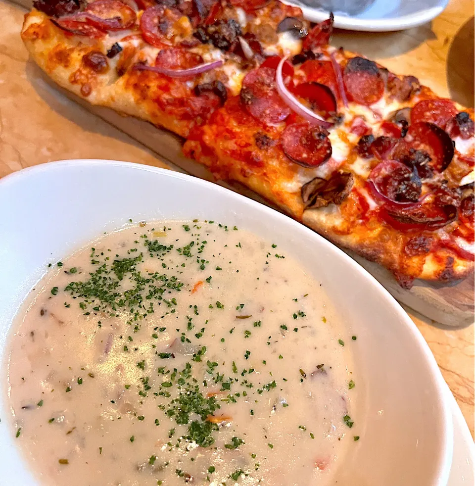 Snapdishの料理写真:Clam chowder soup & flatbread pizza|🌺IAnneさん