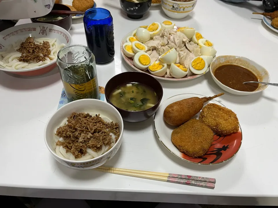 Snapdishの料理写真:作り置きで晩御飯☆ジャージャーうどん☆コロッケ・メンチカツ・アメリカンドッグ（市場の🎵）☆茹で鶏と茹で卵☆みそ汁（ワカメ・キャベツ・高野豆腐）茹で鶏に味ソース(^^)|Saharaさん