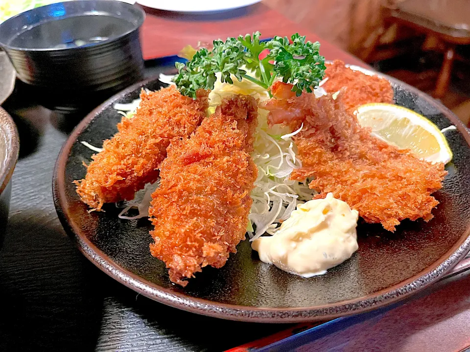 カキフライとヒレカツと白身魚のミックスフライ定食|ゆかりさん