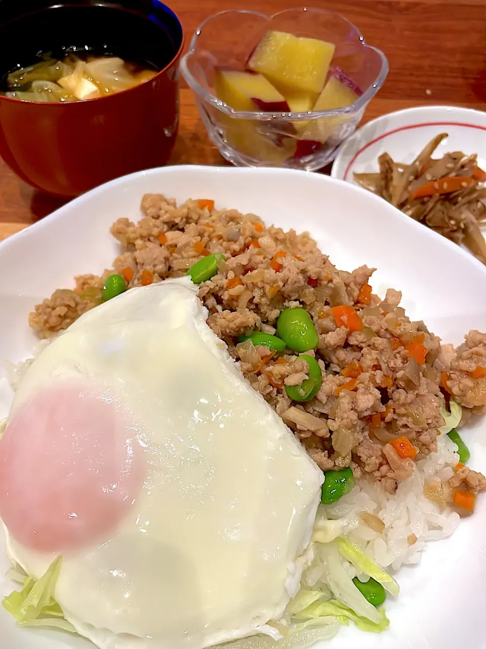 そぼろ丼（焼肉のタレ味）　きんぴらごぼう　味噌汁|とゆあさん