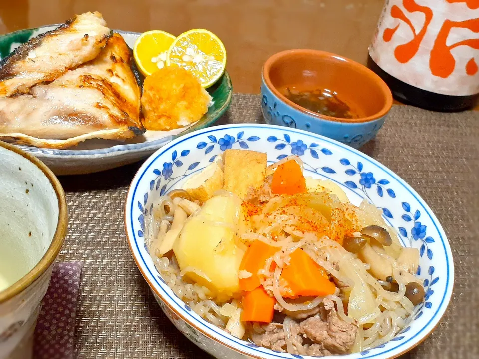 肉じゃが

鰤カマ塩焼き🐟|びせんさん