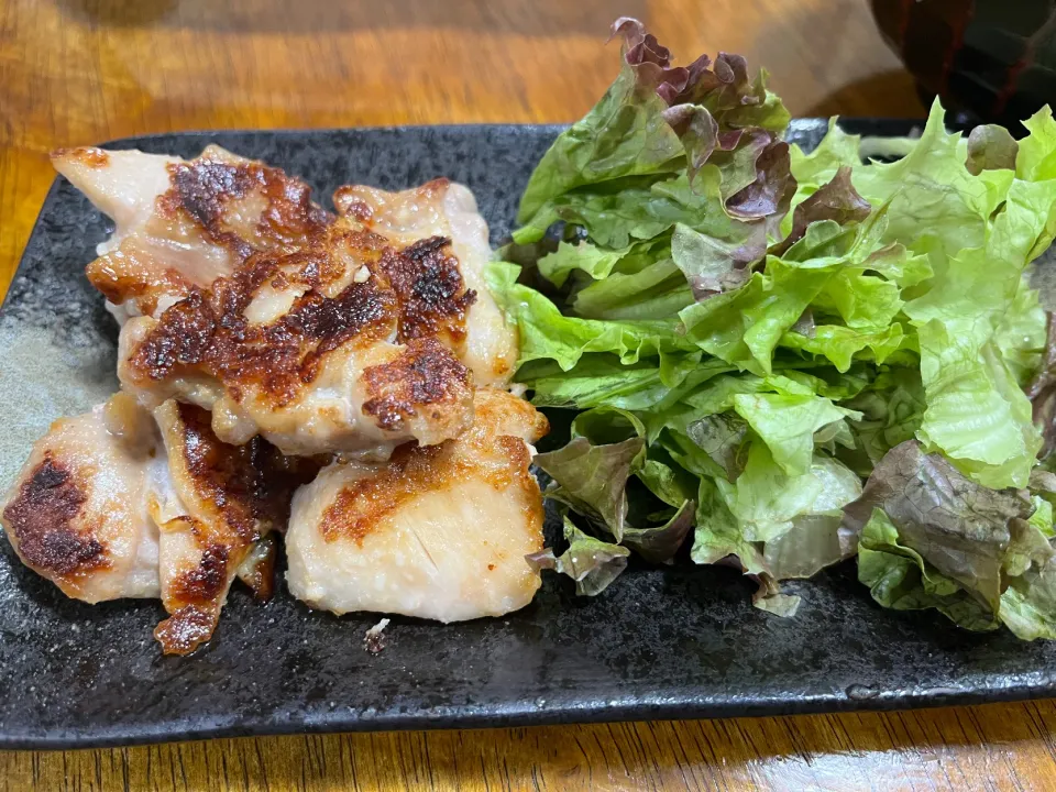 鳥もも肉の塩麹焼き|さんだーさん