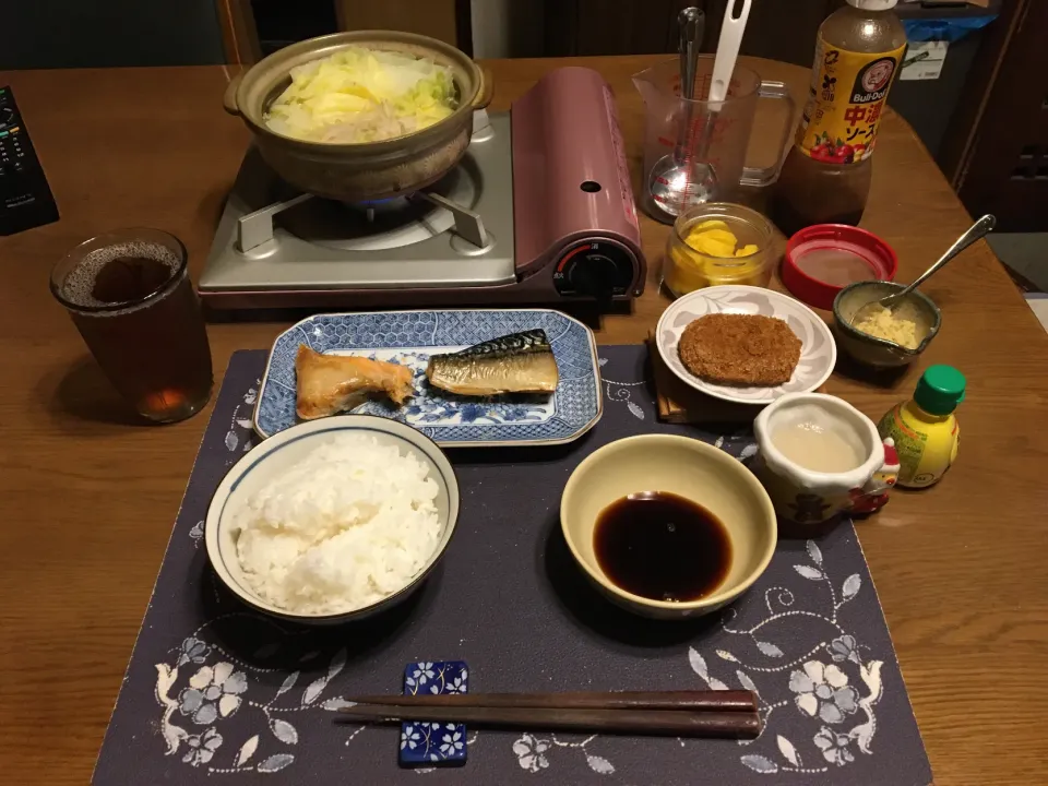 Snapdishの料理写真:ご飯、熟成紅鮭のかまの焼き物、塩鯖焼き、湯豆腐鍋、コロッケ、沢庵、烏龍茶、森永マミーの寒天(夕飯)|enarinさん