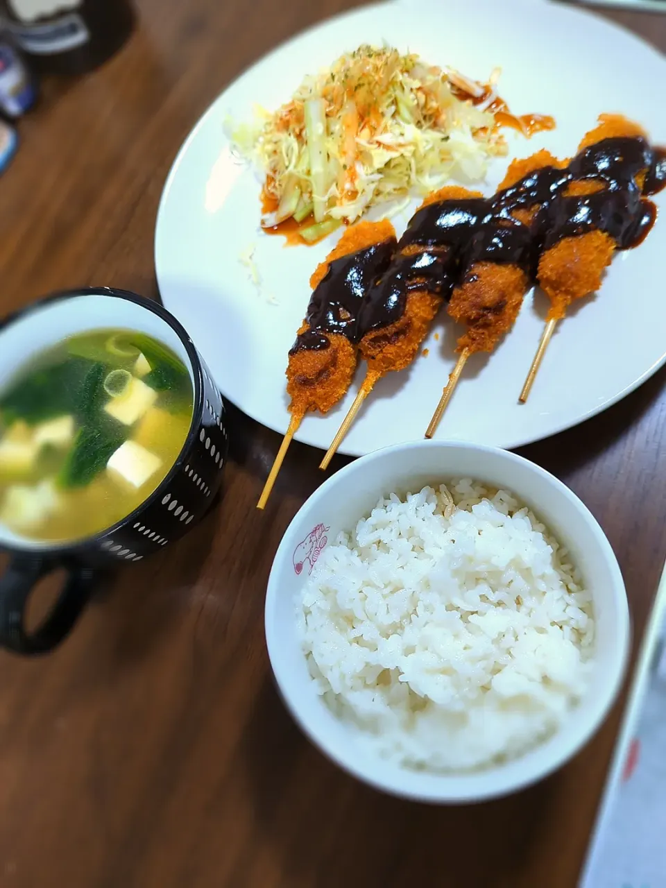 味噌串かつ（セロリとキャベツのサラダ）、小松菜とネギと豆腐の吸い物|テケテケさん