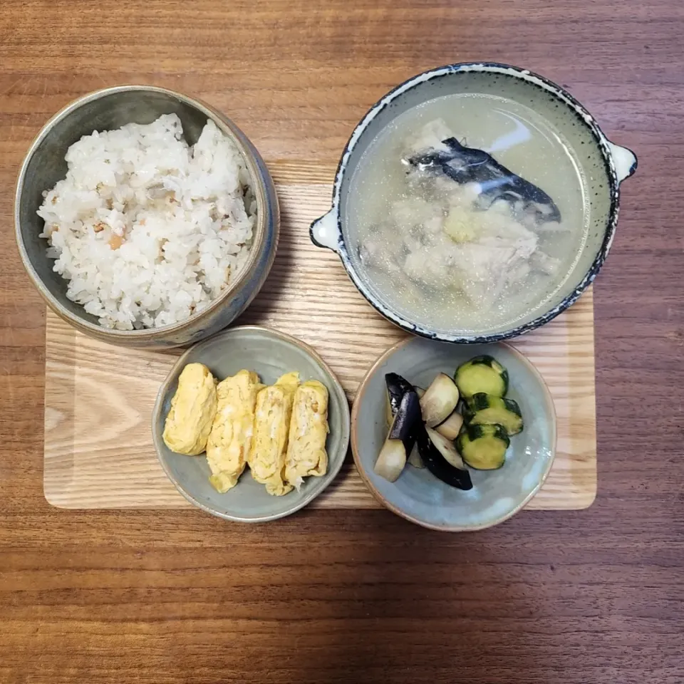 20231126
鰆の炊き込みご飯
卵焼き
胡瓜と茄子の辛子漬け
潮汁|noccoさん