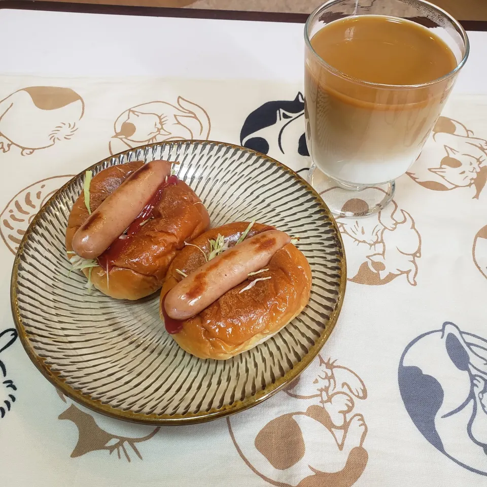 ひとり暮らしの朝ごはん
ミニホットドッグにカフェラテ|keeijnsさん