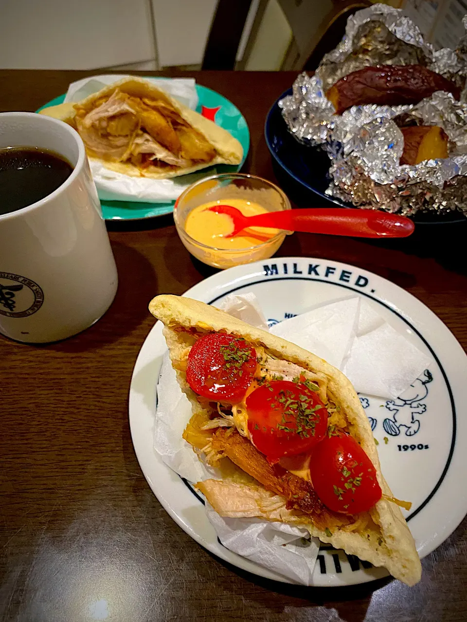 ローストチキンのピタパンサンド🥙　紅はるかとシルクスイートの焼き芋　コーヒー|ch＊K*∀o(^^*)♪さん