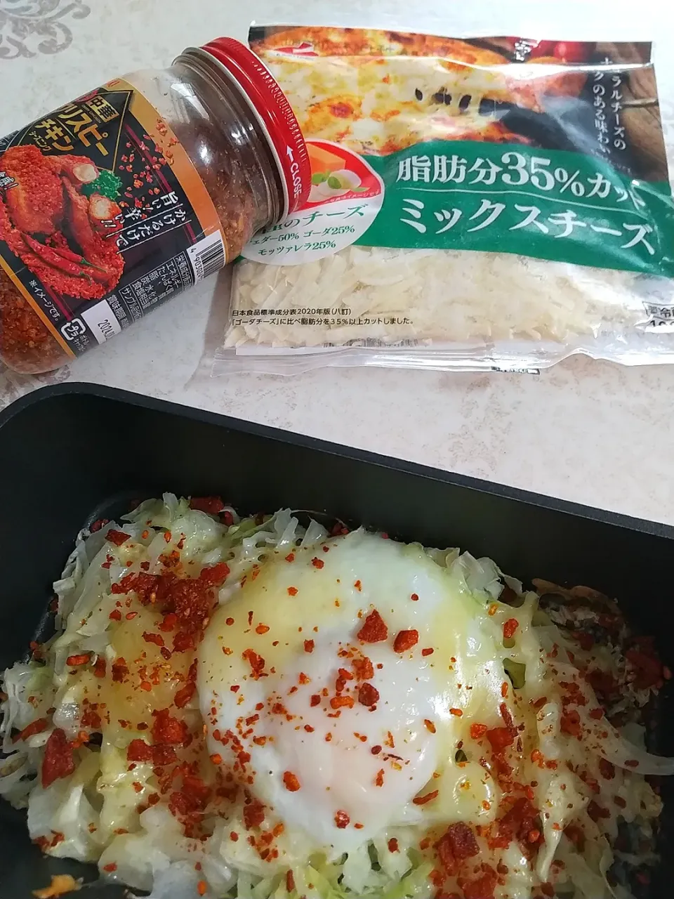 Snapdishの料理写真:☆今日の朝ごはん☆ キャベツと目玉焼き たっぷりチーズのせ|hamamaさん