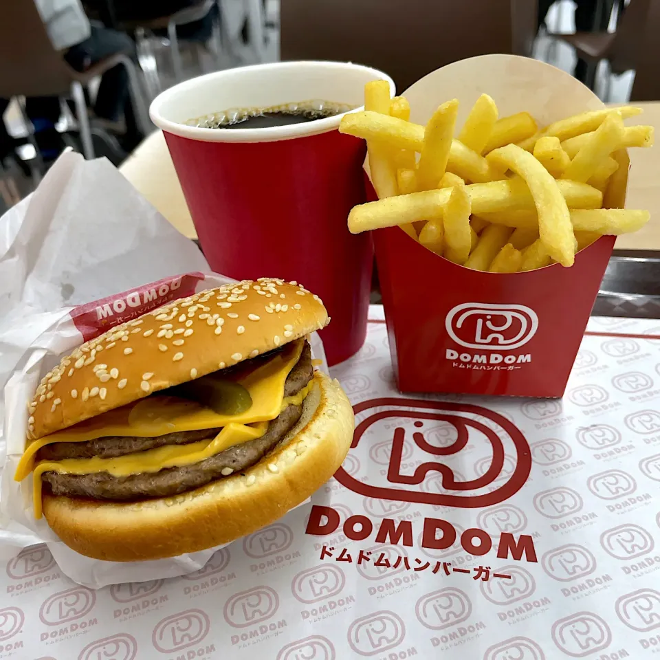 Snapdishの料理写真:ダブルチーズバーガー
ポテトフライ
ホットコーヒー|T. Wonderさん