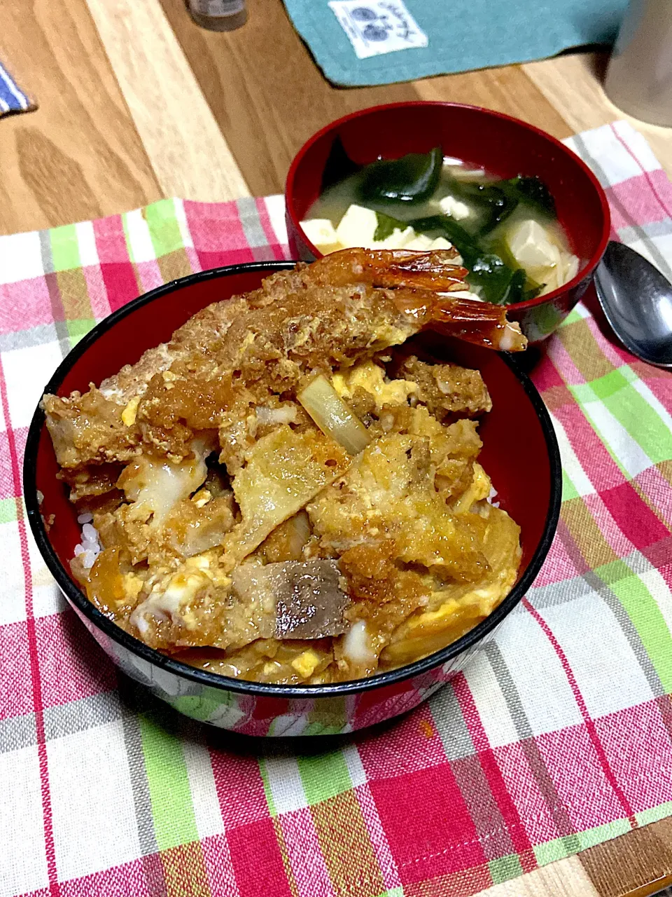 お夕飯。主人作海老カツ丼！甘辛具合が絶妙なのよね〜💕💕|renharuruさん