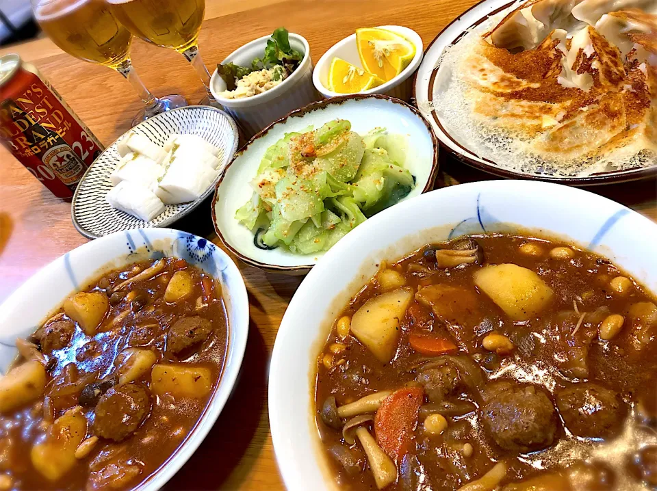 牛マートボールと豚バラ肉のシチュー　ハヤトウリのカボス酢和え　板わさ　焼き餃子|じゅんさんさん