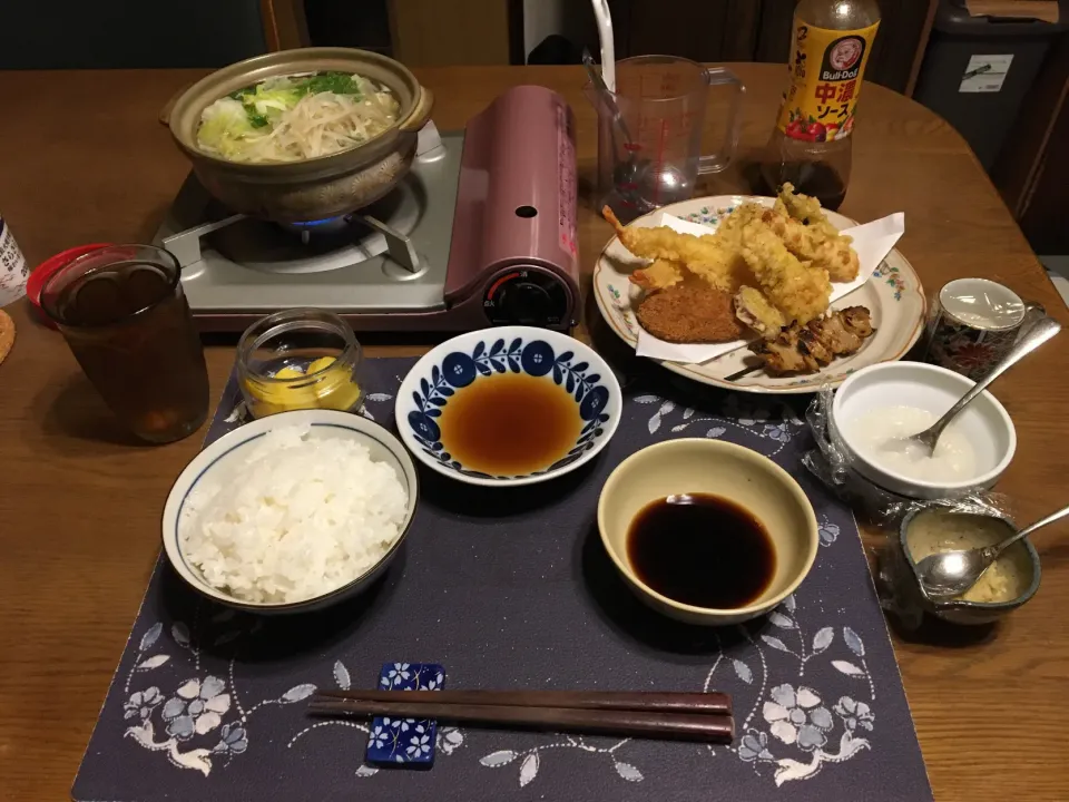 ご飯、天ぷら盛り合わせ、鶏皮串の塩、寄せ鍋、沢庵、六条麦茶、森永マミーの寒天|enarinさん