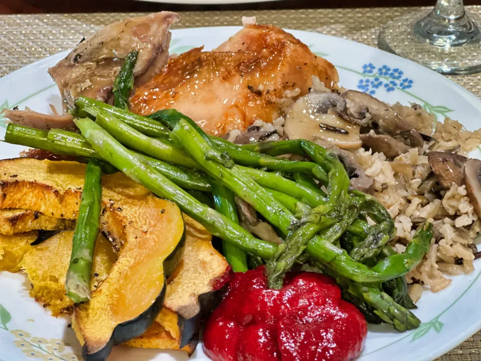 Thanksgiving turkey, roasted acorn squash, homemade cranberry sauce, steamed asparagus and wild rice with mushrooms|Laki Maikaʻiさん