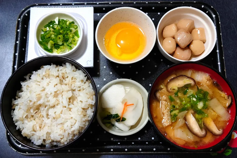 今日の朝ごはん（もち麦ごはんに里芋煮、生卵、生卵、白菜と椎茸のみそ汁、かぶ漬）|Mars＠釜飯作り研究中さん