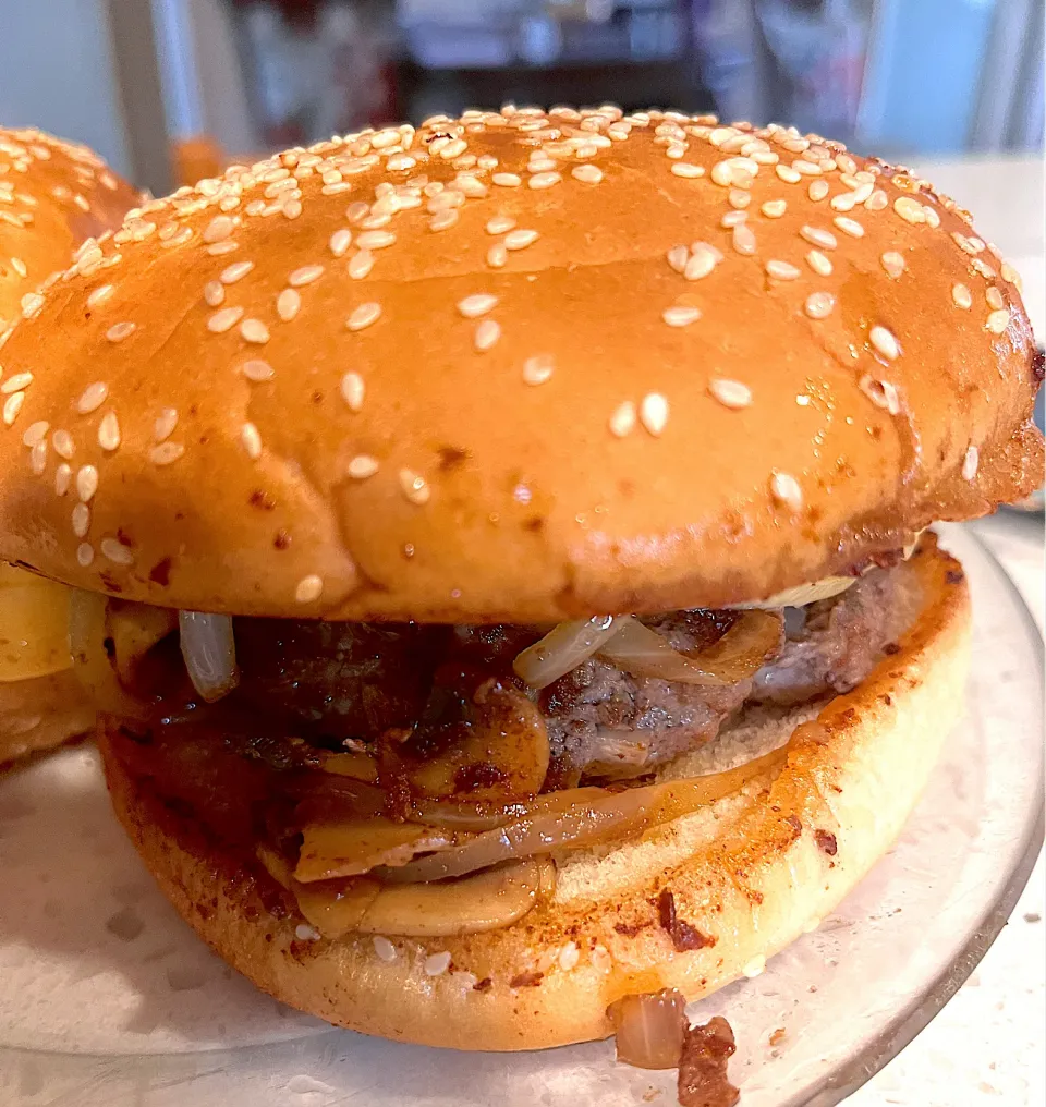 Snapdishの料理写真:Mushrooms and onions cheese burger|🌺IAnneさん