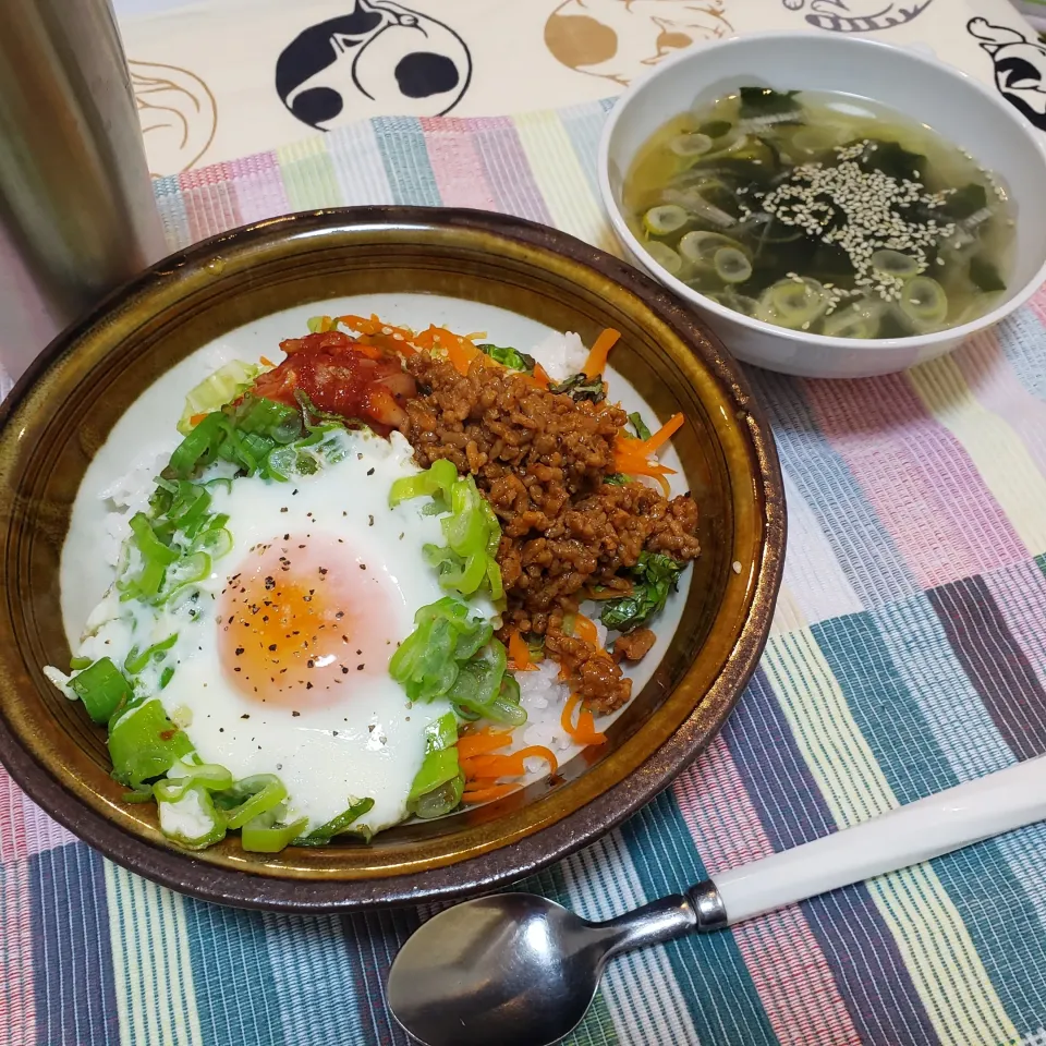 ひとり暮らしの夜ご飯
適当ビビンバにわかめスープ|keeijnsさん