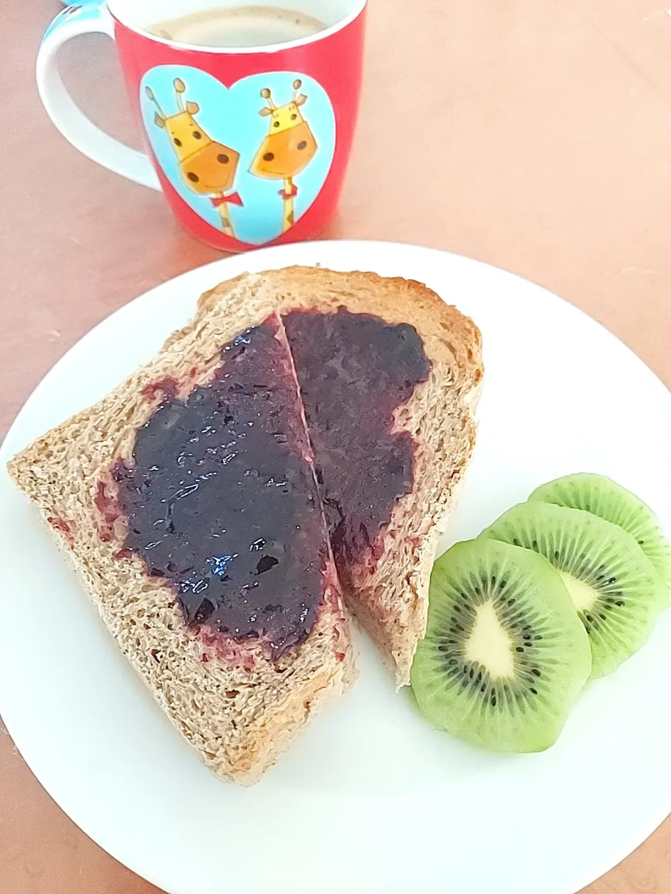 手作り
黒ごまきなこアーモンド全粒粉食パン🍞
山葡萄ジャムのせ！|Keiさん