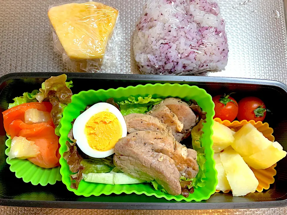 今日のお弁当🥚20231127🍖黒豚ヒレ肉のバター焼🧈サーモン🍋サラダ🥗紫おにぎり🍙三方六🍰|rococoさん