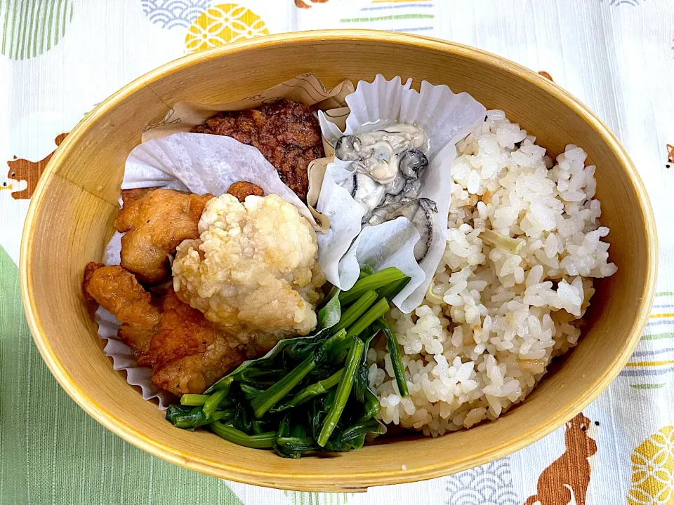 牡蠣のレモンバター炒め、唐揚、味噌カツ、炊き込みご飯🍱|なお🅿️さん