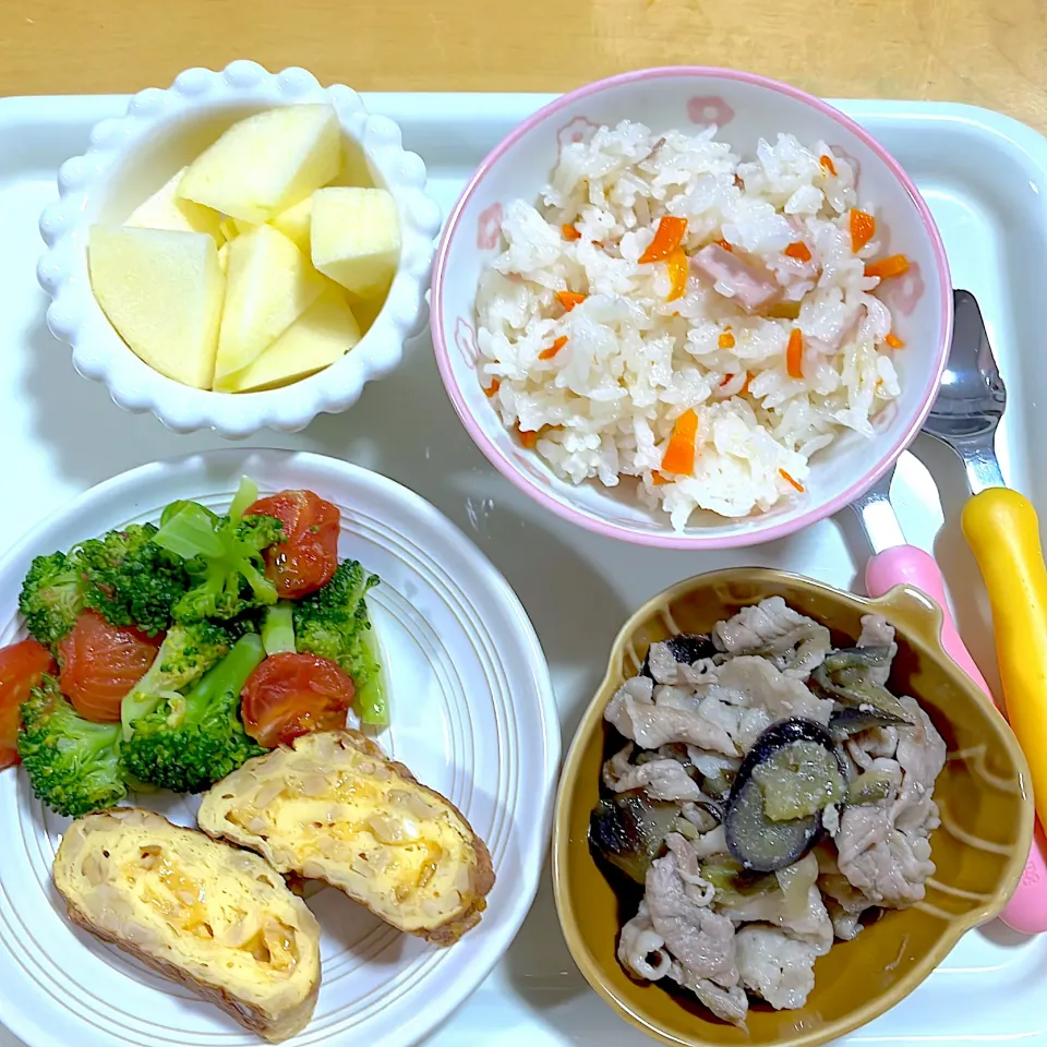 Snapdishの料理写真:3歳児昼ご飯　#豚バラ茄子　#にんじんとハムの炊き込みご飯|Kahoさん