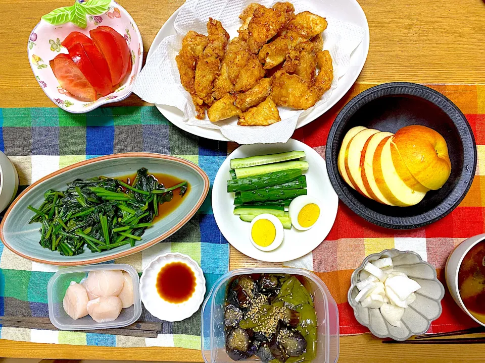 唐揚げ🍗、次郎丸ほうれん草のおひたし🥬、ホタテの刺身、茄子とピーマンの甘煮🍆、大根の三五八漬け、りんご🍎|1614さん