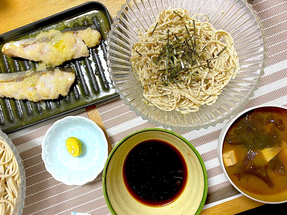 ぶりのオリーブ塩麹焼き🐟、ざるそば、わかめと豆腐の味噌汁|1614さん