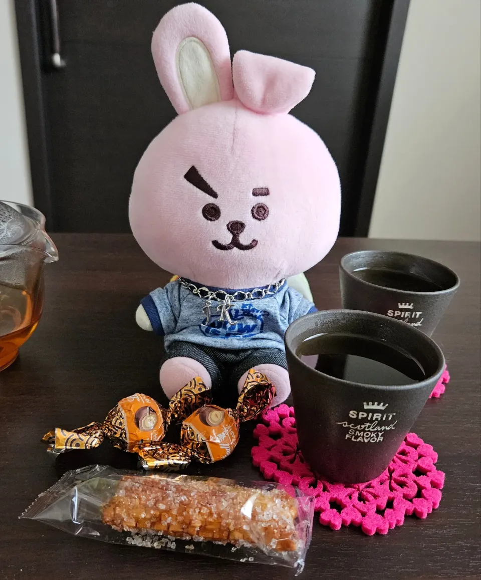 Snapdishの料理写真:お菓子AM
リンドール&ざらめ煎餅　ごぼう茶|emiさん